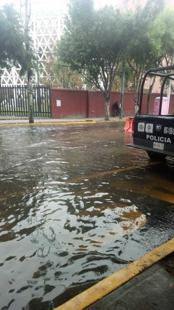 Foto: Automóvil cae a socavón por fuga de agua en Tlalpan 13 febrero 2019