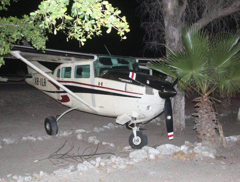 Aseguran avioneta tras persecución aérea en Sinaloa
