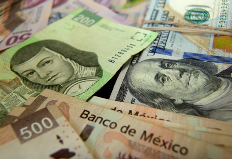 Foto: Los billetes de cien dólares estadounidenses y los billetes en pesos mexicanos se preparan para una fotografía en un banco en la Ciudad de México, México, 6 de febrero de 2019 (Getty Images)