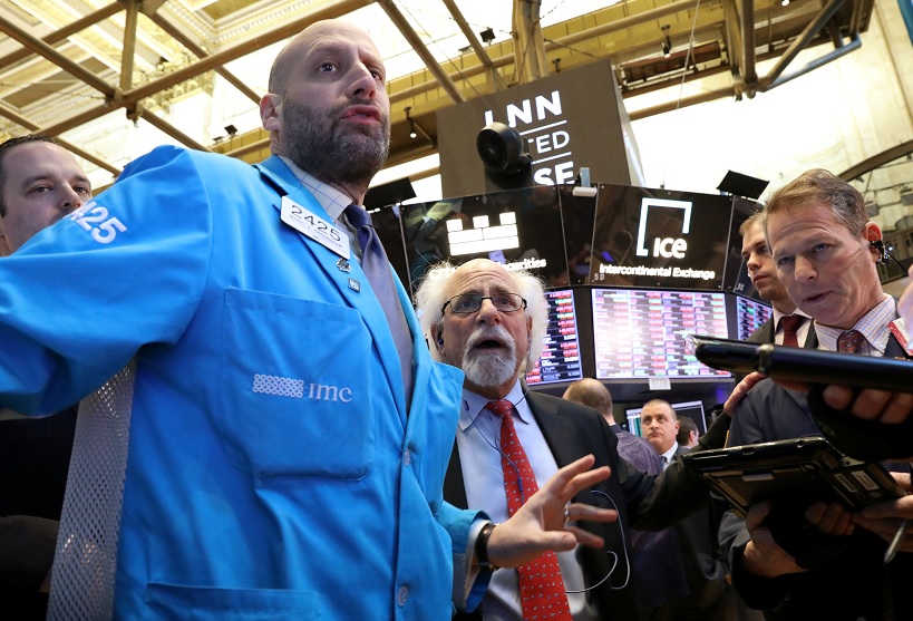 Foto: Comerciantes trabajan en el piso de la Bolsa de Valores de Nueva York (NYSE), 5 de febrero de 2019 (Reuters)