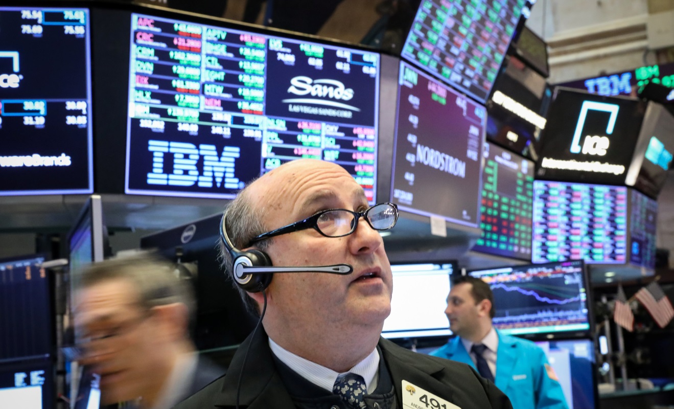 Wall Street cae en sesión volátil; Dow Jones cierra con baja de 0.13%