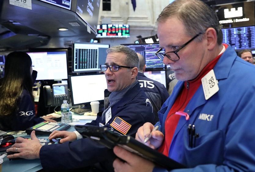 Foto: Comerciantes trabajan en el piso de la Bolsa de Nueva York (NYSE) en Nueva York, Estados Unidos, 4 de febrero de 2019 (Reuters)