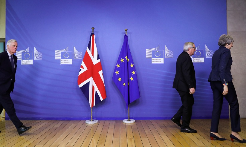 Foto: El negociador principal del Brexit de la UE, Michel Barnier, camina detrás del presidente de la Comisión Europea, Jean-Claude Juncker, y de Theresa May, Bélgica, febrero 11 de 2019 (Reuters)