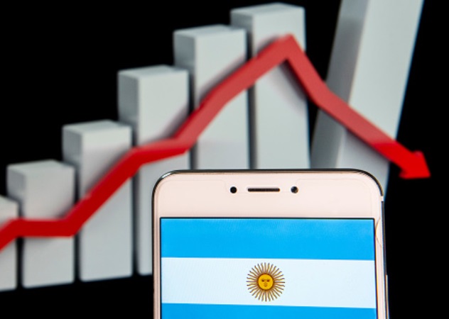Macri hace malabares para apagar múltiples incendios en economía argentina