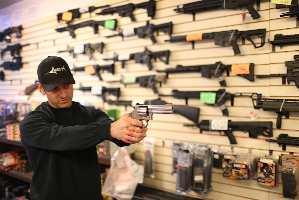 Foto: Un hombre muestra una pistola en una tienda de armas en Florida, EEUU, el 5 de enero de 2016