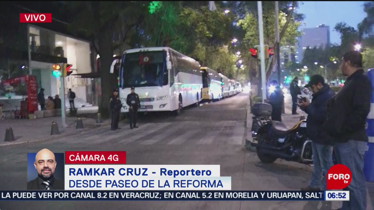 Camiones con manifestantes bloquean Paseo de la Reforma, CDMX