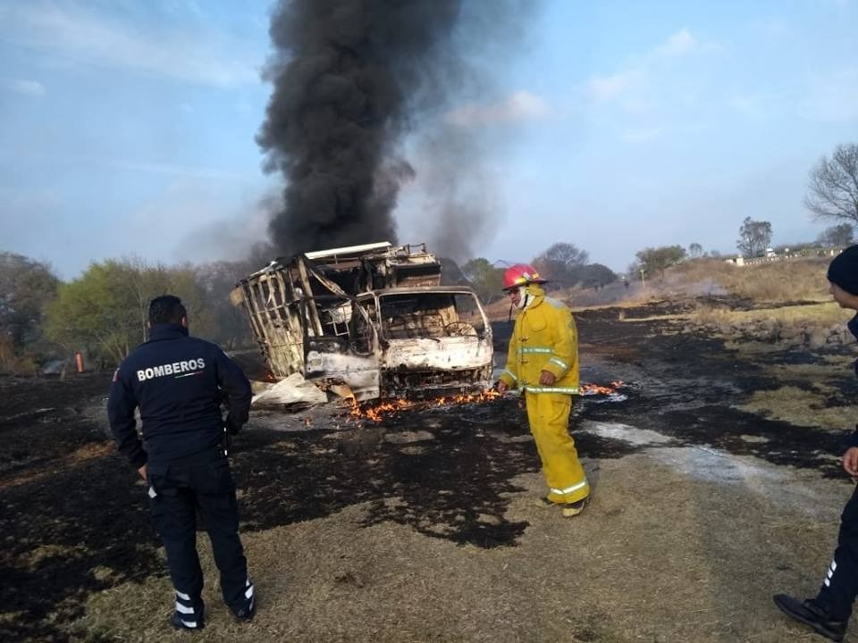 Se incendia camioneta con posible huachicol en la México-Querétaro