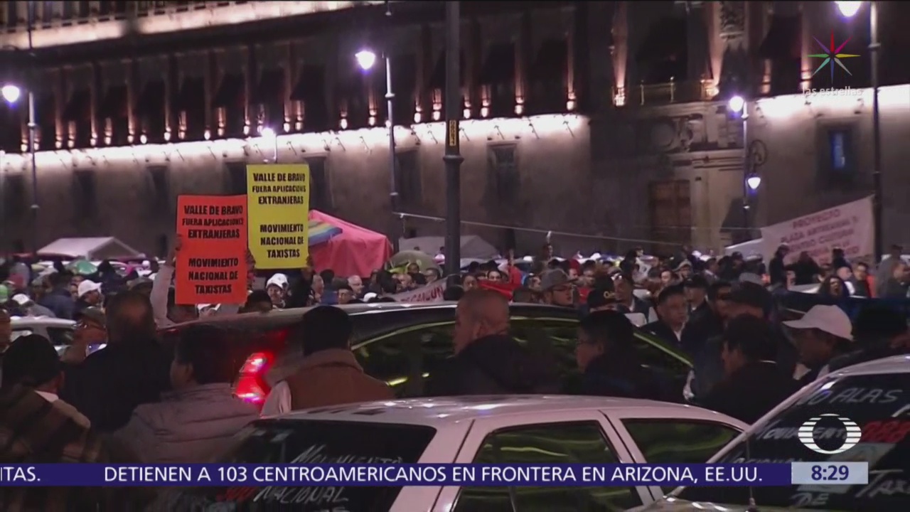 Caos vial por protesta de taxistas en Zócalo, CDMX