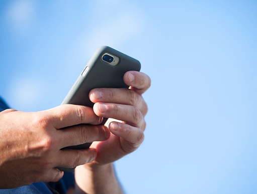 Foto: Un hombre prueba un teléfono celular durante la luz de día, México, febrero 5 de 2019 (Getty Images)