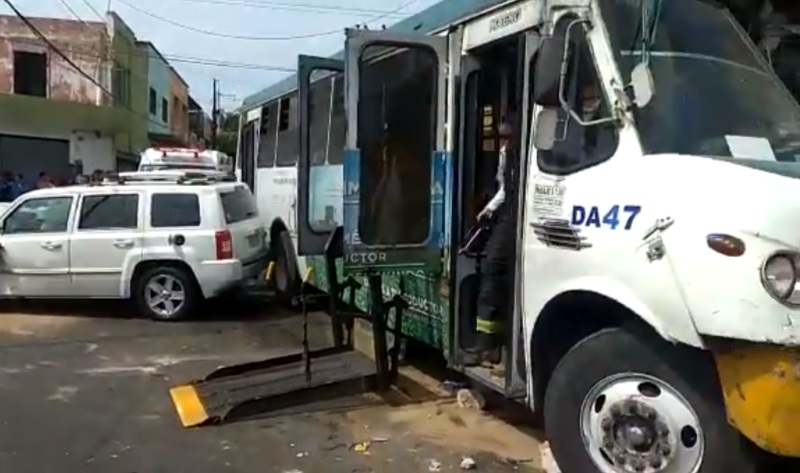 Foto: Se registra el choque entre un camión de transporte público y un vehículo particular en Guadalajara, Jalisco, febrero 9 de 2019 (Twitter: @zona3noticias)