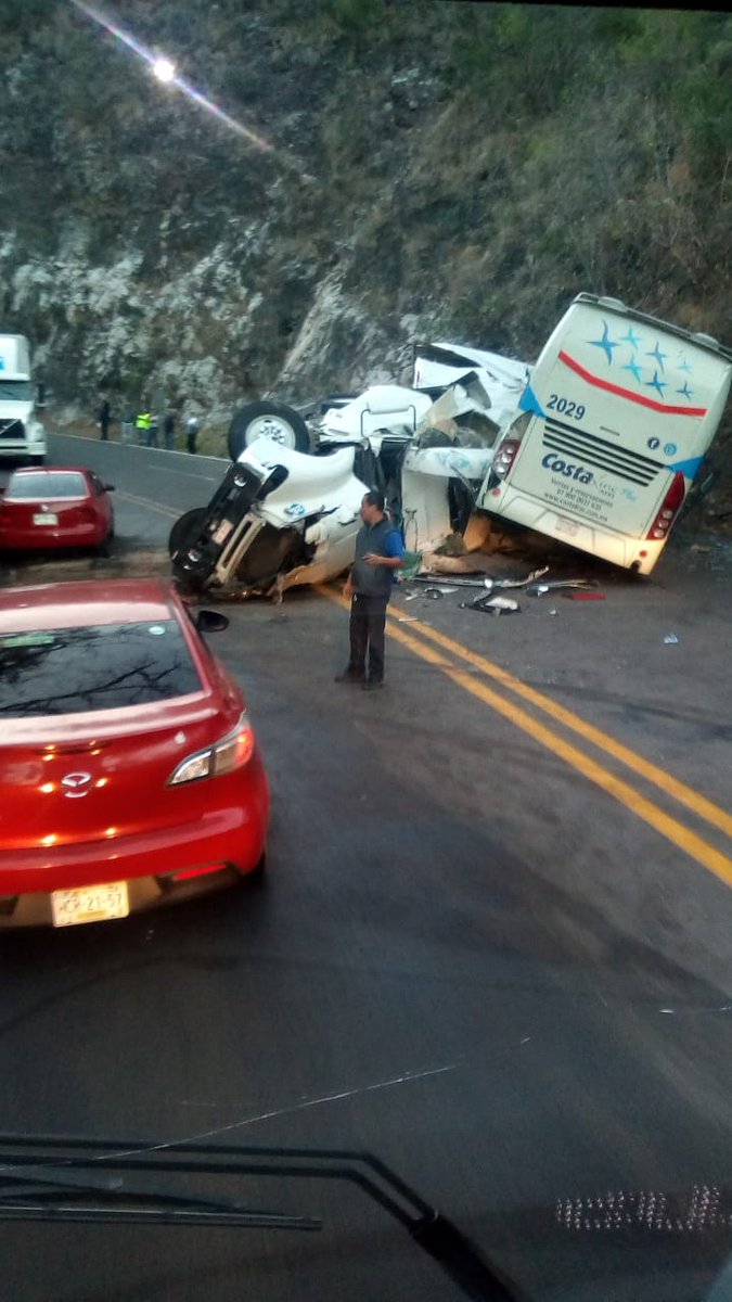 Choque de autobús y tráiler en carretera Iguala-Cuernavaca deja 10 lesionados