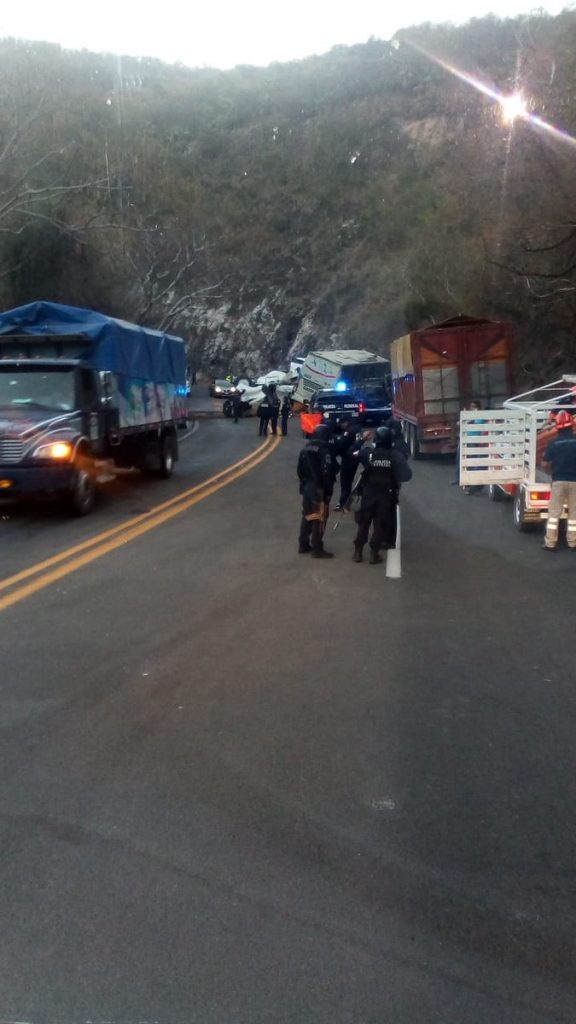 Foto: Choque de autobús y tráiler en carretera Iguala-Cuernavaca deja 10 lesionados 18 febrero 2019