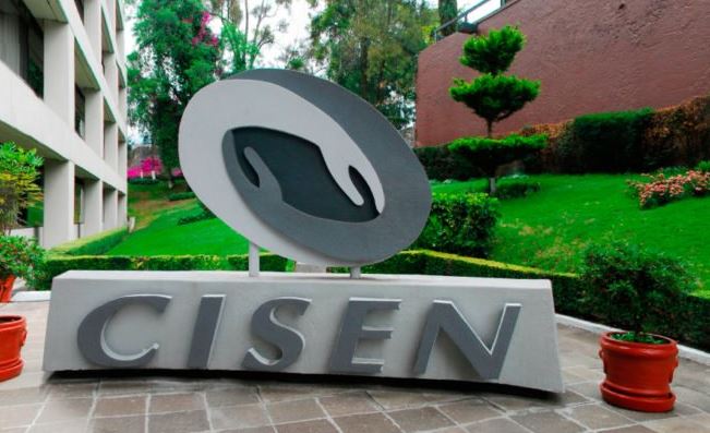 López Obrador firma acuerdo para abrir archivos del Cisen