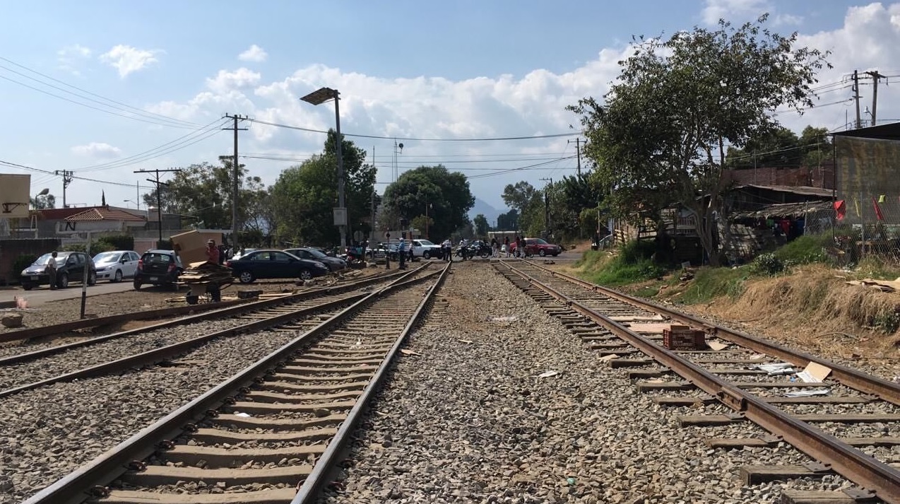 Foto: CNTE libera vías férreas en Caltzontzin, Michoacán, 11 de febrero 2019. Twitter @Silvano_A