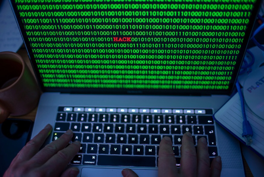 Foto: Código binario de un monitor de una computadora portátil se puede ver la palabra "hackear", Londres, febrero 11 de 2019 (Getty Images)