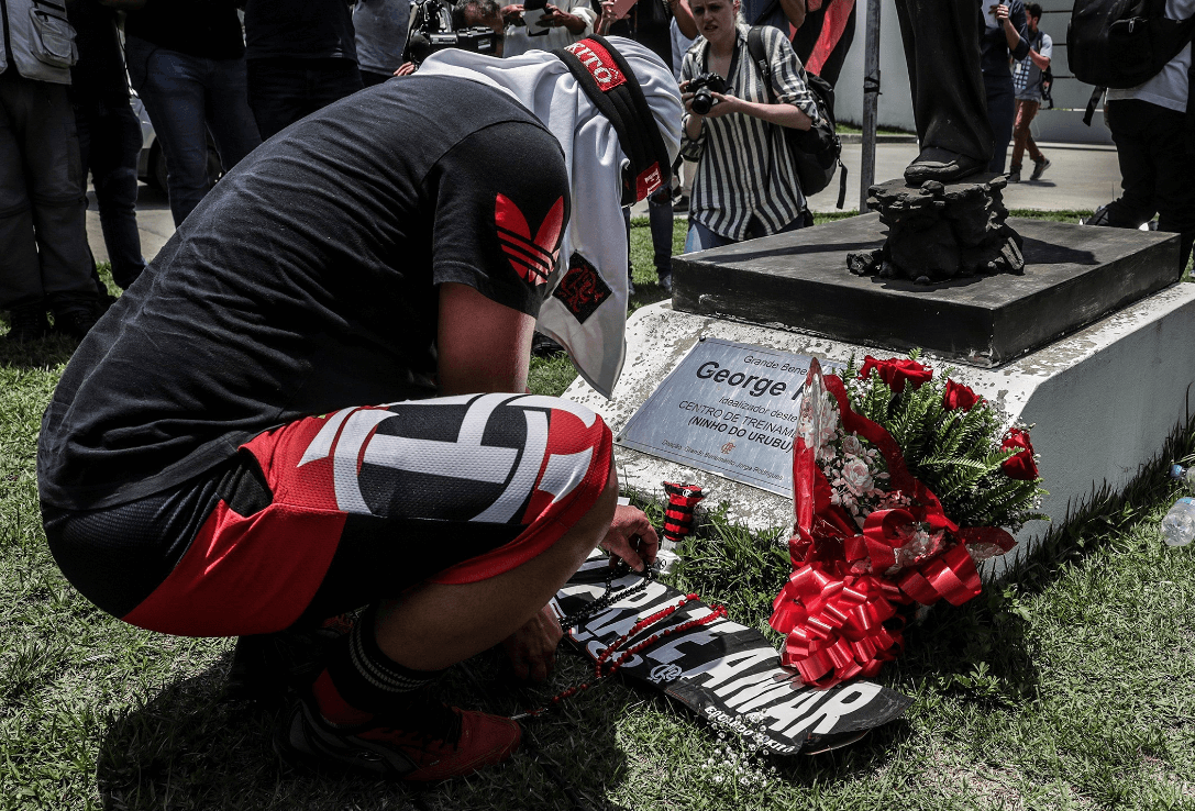 Foto: Colocan flores por víctimas de incendio club Flamengo en Brasil, 8 de febrero 2019, Río de Janeiro