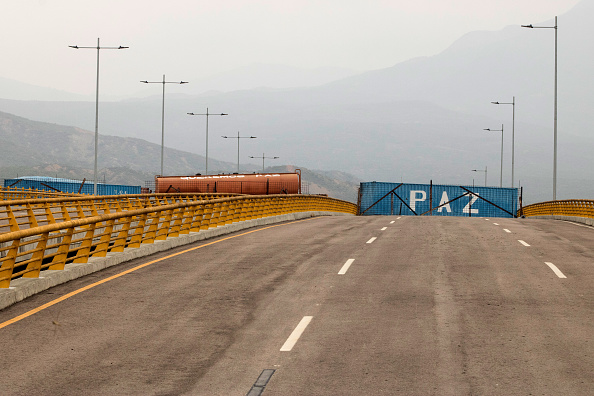 Foto: El remolque de un camión cisterna y dos contenedores bloquean el puente Tienditas a Venezuela., 22 febrero 2019