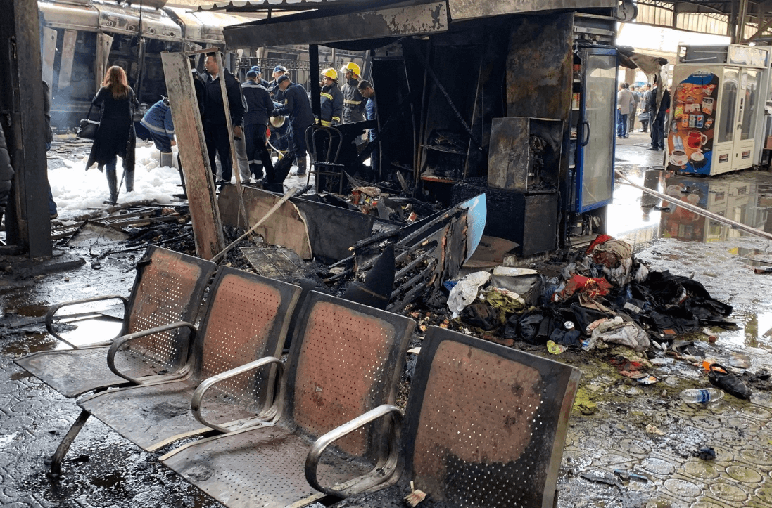 Foto: Daños por incendio en estación de trenes en Egipto, 27 de febrero de 2019, El Cairo, Egipto