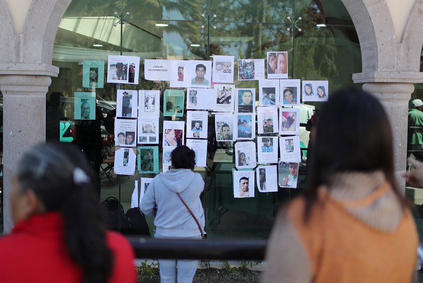 Foto: Residentes miran imágenes de personas desaparecidas después de la explosión de un ducto de combustible en Tlahuelilpan, Hidalgo, 21 de enero de 2019 (Reuters)
