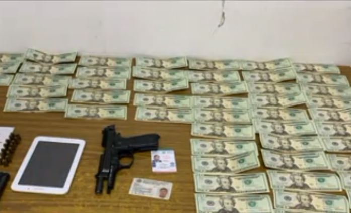 Detienen a supuesto policía con dólares y cocaína en CDMX