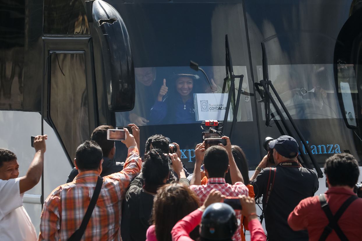 Foto: Un autobús con partidarios al líder opositor venezolano Juan Guaido se dirige a la frontera entre Venezuela y Colombia para obtener ayuda humanitaria externa, 21 febrero 2019
