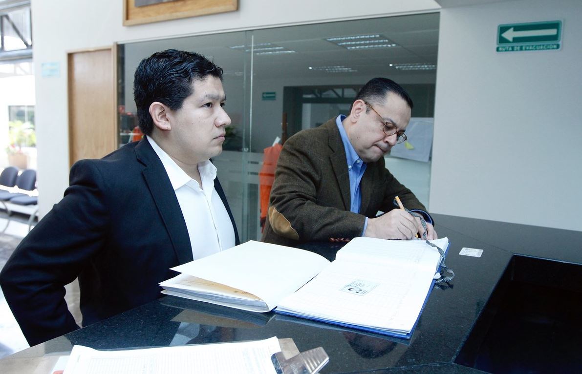 Foto: El director del IMSS, Germán Martínez, entrega la petición en la CNDH, el 10 de febrero de 2019