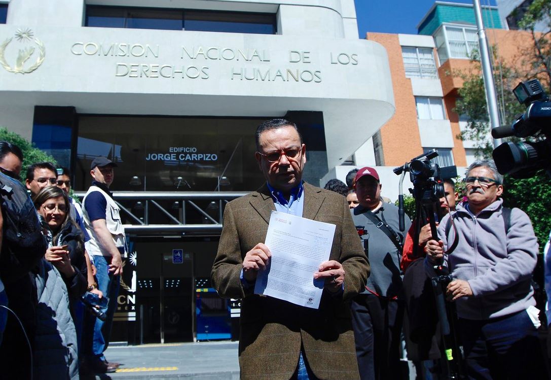 Foto: El director del IMSS, Germán Martínez, entrega la petición en la CNDH, el 10 de febrero de 2019