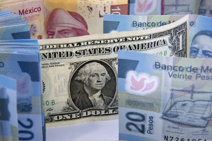 Foto: Los billetes en pesos mexicanos se preparan para una fotografía con un dólar de Estados Unidos en la Ciudad de México, México, 27 enero de 2016 (Getty Images)