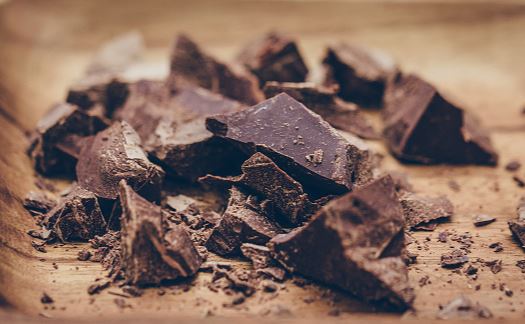 El chocolate amargo concentra mayores cantidades de flavanoide (GettyImages)