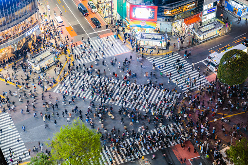 El cruce de Shibuya, en Tokio, también es un objeto recurrente para fotógrafos y cineastas, debido a la apariencia sorprendente de mucha gente cruzando la calle al mismo tiempo (GettyImages)