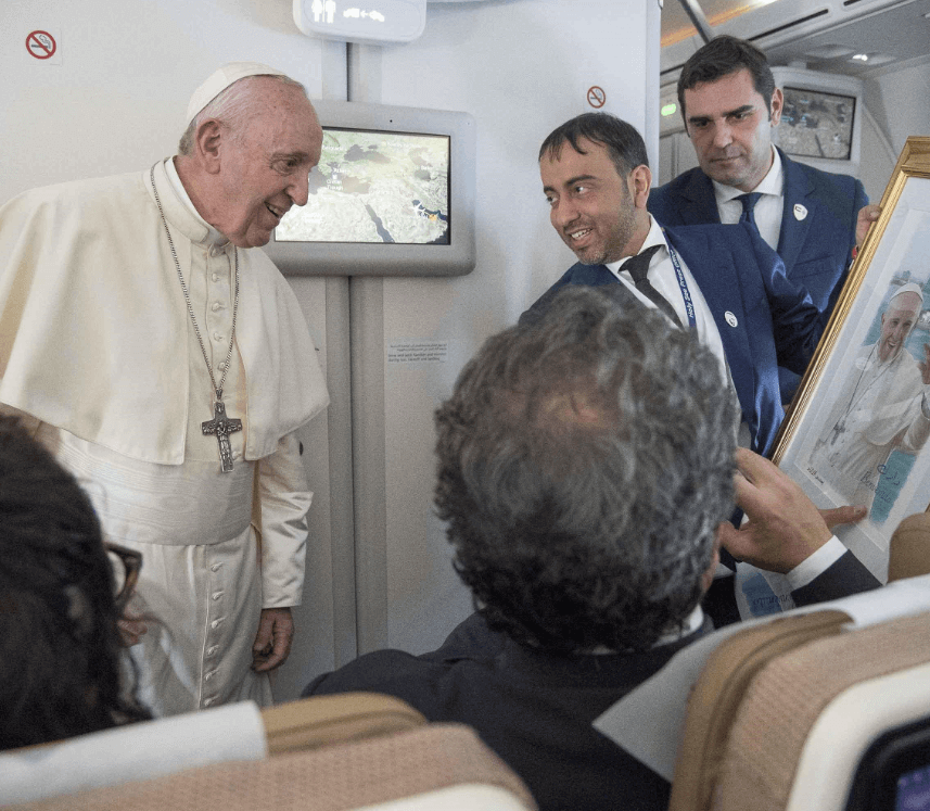 Foto: El papa habla con periodistas a bordo del avión papal, 5 febrero 2019, Avión Papal