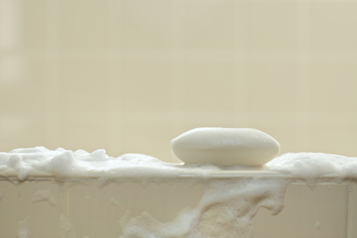 Eliminar de tu inventario el jabón en barra evitará que limpies tu lavabo cada dos o tres días (GettyImages)