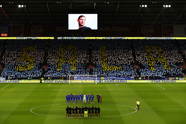 Foto:Jugadores y aficionados guardan un minuto de silencio en homenaje a Emiliano Sala antes del partido de la Premier League, 9 febrero 2019