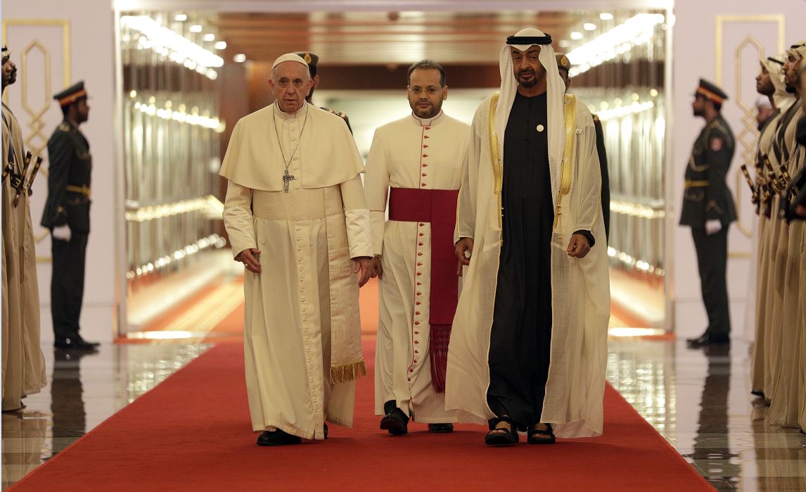 Papa Francisco es recibido por el príncipe heredero del emirato, Mohamed bin Zayed al Nahyan, y por miembros del Ejecutivo emiratí, 3 febrero 2019