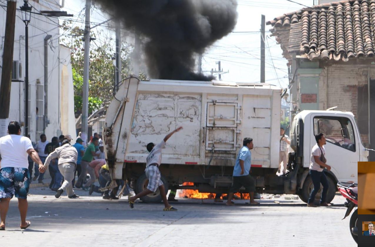 Foto: Manifestación de trabajadores municipales sindicalizados de Tehuantepec, Oaxaca, termina en disturbios, 28 febrero 2019