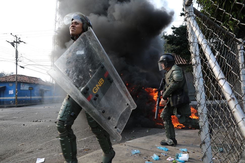 Militares de Venezuela se enfrenta con manifestantes en frontera con Colombia