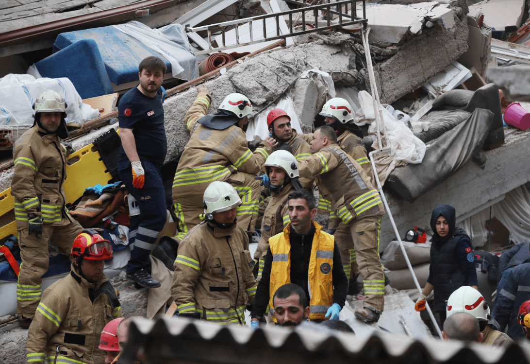 Se derrumba edificio en Estambul; una persona muere