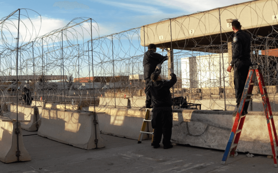 Instalan alambre de púas en puentes fronterizos de El Paso