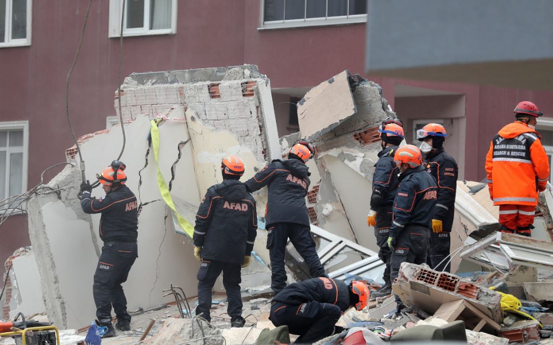 Foto: Rescatitas laboran en edificio derrumbado en Estambul, el 7 de febrero 2019