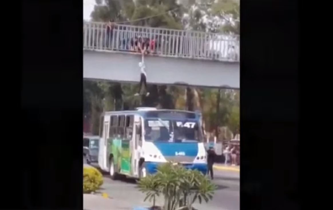 estudiantes y chofer de transporte publico impiden suicidio en guadalajara