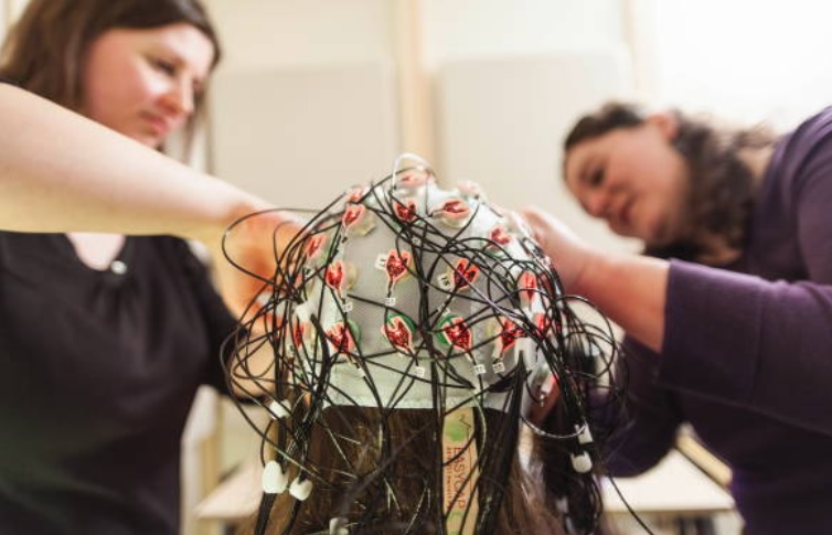 Foto: Investigadoras realizar una electroencefalografía para registrar la actividad eléctrica del cerebro mediante la medición de las fluctuaciones de voltaje, EU, febrero 5 de 2019 (Getty Images)