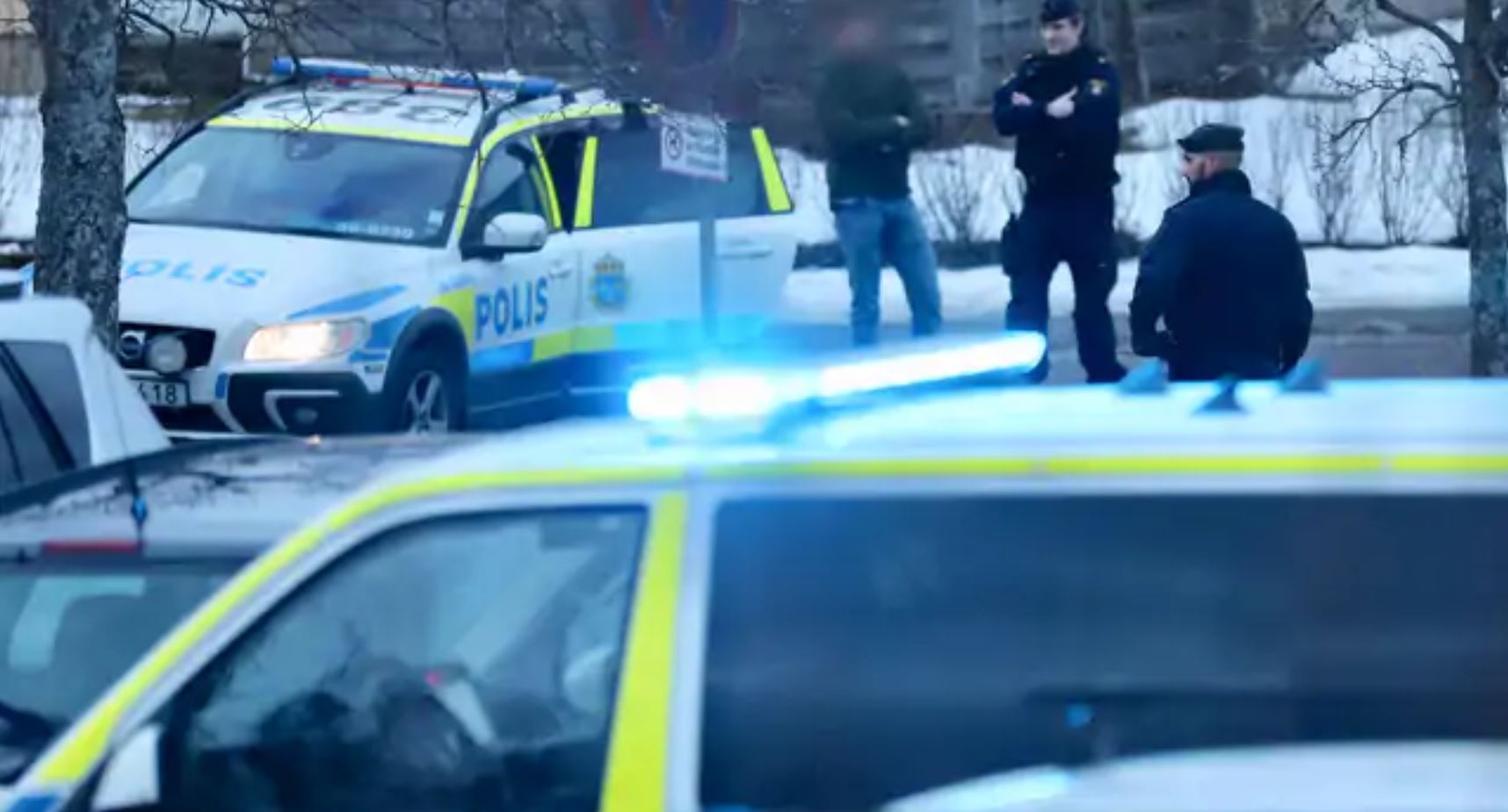 Foto: Policías de Estocolmo resguardan la zona de la explosión, 10 febrero 2019