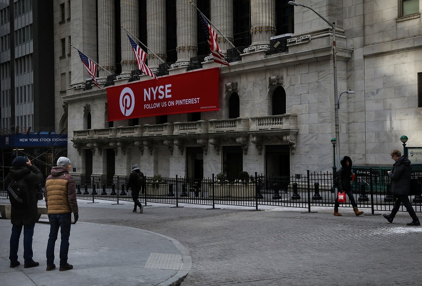 Foto: Un hombre fotografía la Bolsa de Nueva York (NYSE) en la esquina de Broad St. y Wall St. en la ciudad de Nueva York, 6 de febrero de 2019 (Reuters)