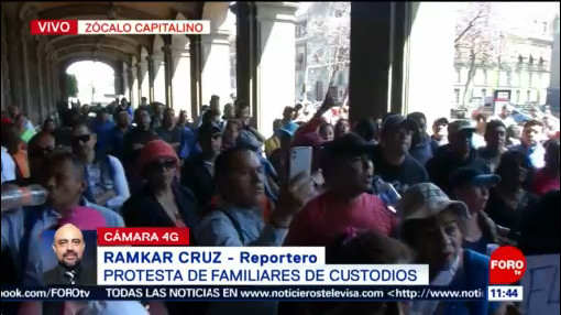 Familiares de custodios protestan en el Zócalo de la CDMX