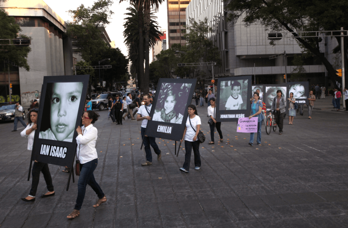 Foto: Familiares de niños de la Guardería ABC protestan en la Ciudad de México, 4 de junio 2013, México
