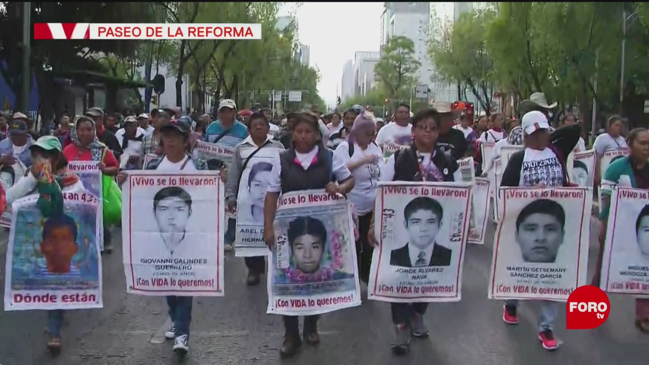 Foto: Familiares de normalistas de Ayotzinapa marchan en Reforma