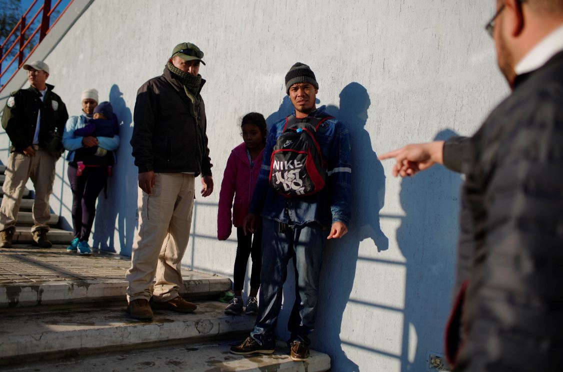 EU regresa a México a familias migrantes que piden asilo