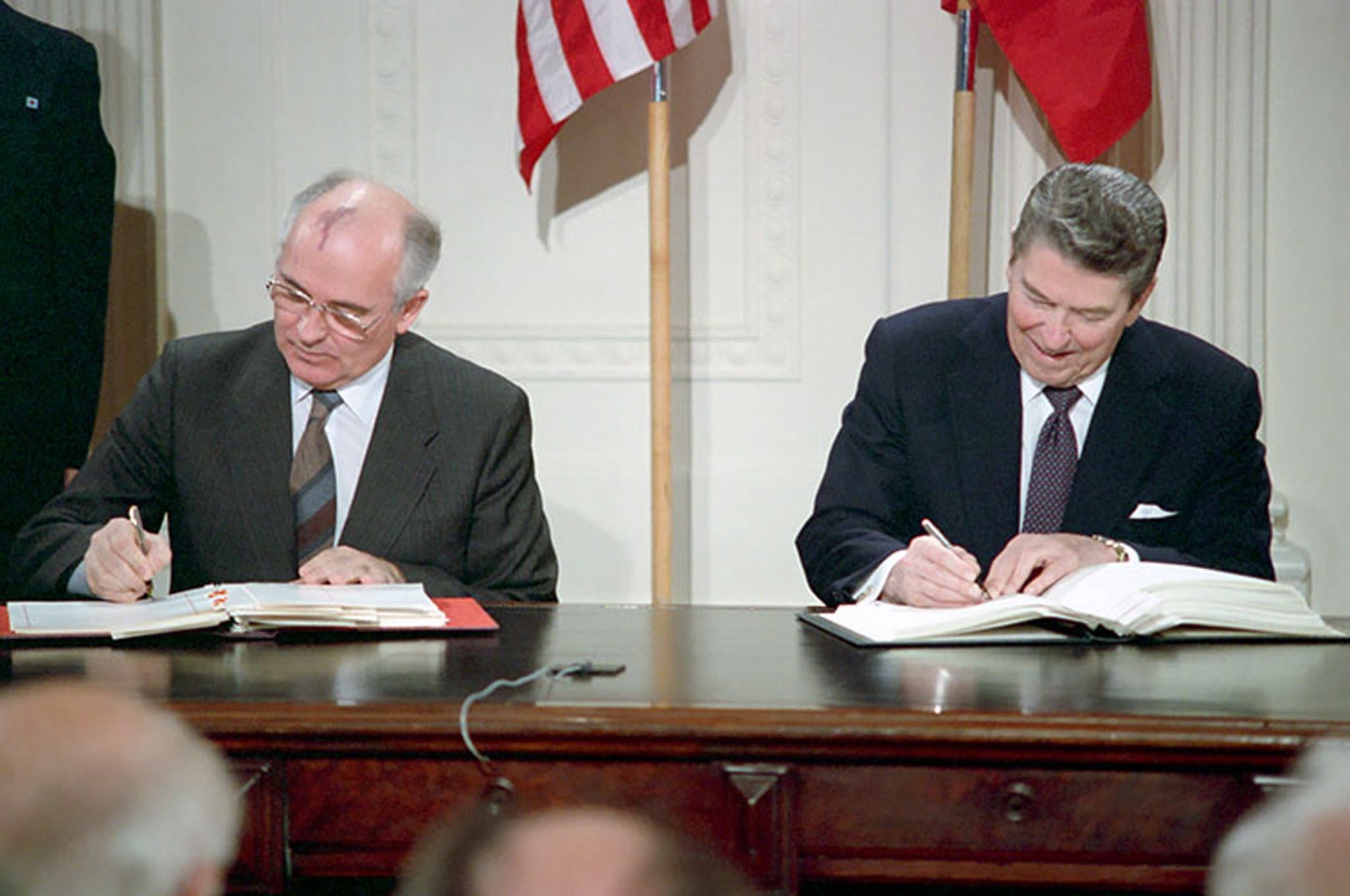 Foto: El entonces presidente de EU, Ronald Reagan (d), y el entonces líder de la Unión Soviética, Mijaíl Gorbachov (i), durante la firma del tratado INF, 1 febrero 2019