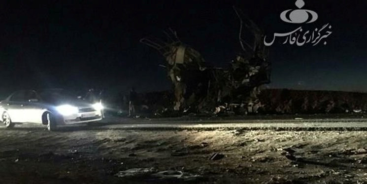 Foto: Un automóvil pasa a lado de los restos de un autobús de la Guardia Revolucionaria de Irán atacado en la carretera entre las ciudades de Zahedan y Khash el 13 de febrero del 2019