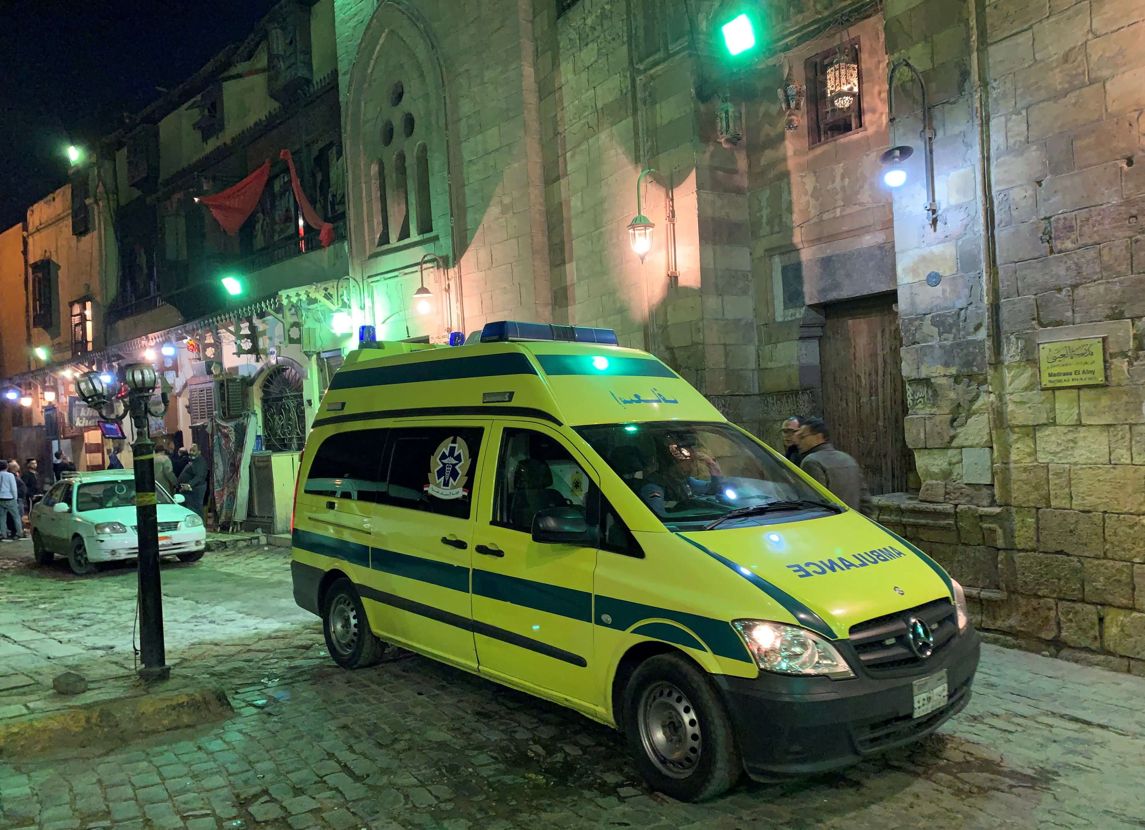 Foto: Una ambulancia parada en la zona de la explosión en una mezquita en Al Azhar, Egipto, el 18 de febrero de 2019